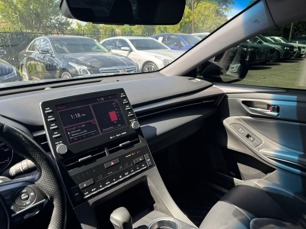 Toyota Avalon Vehicle Full-screen Gallery Image 25