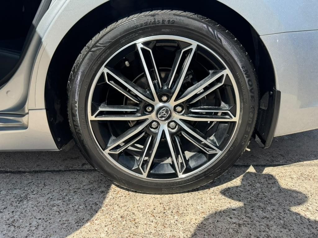Toyota Avalon Vehicle Full-screen Gallery Image 27