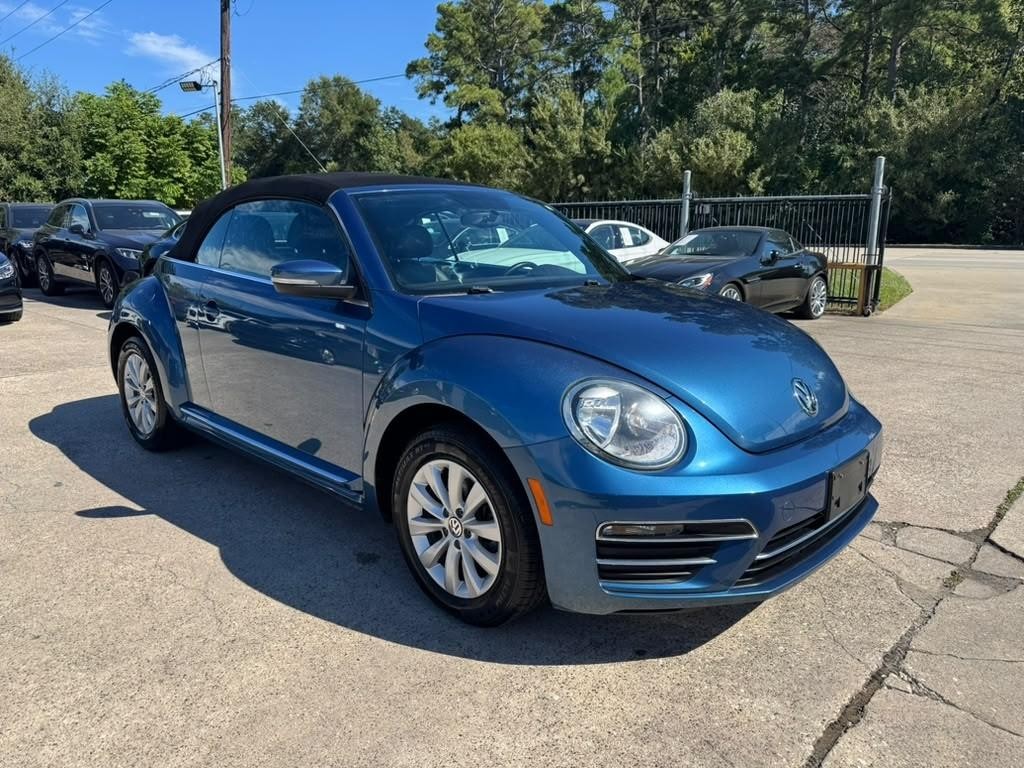 Volkswagen Beetle Convertible Vehicle Full-screen Gallery Image 06