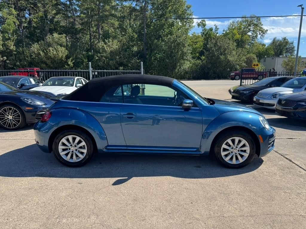 Volkswagen Beetle Convertible Vehicle Full-screen Gallery Image 08