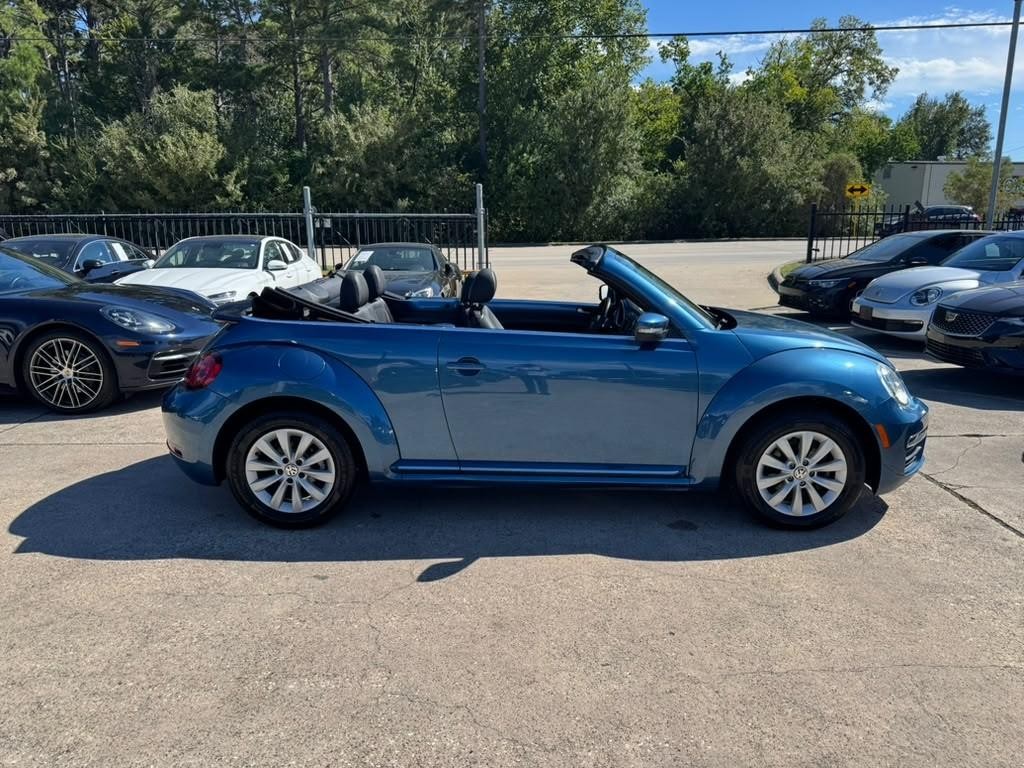 Volkswagen Beetle Convertible Vehicle Full-screen Gallery Image 09