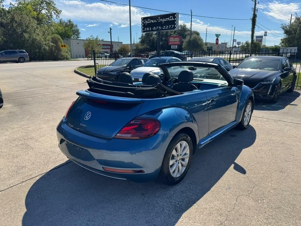 Volkswagen Beetle Convertible Vehicle Full-screen Gallery Image 11