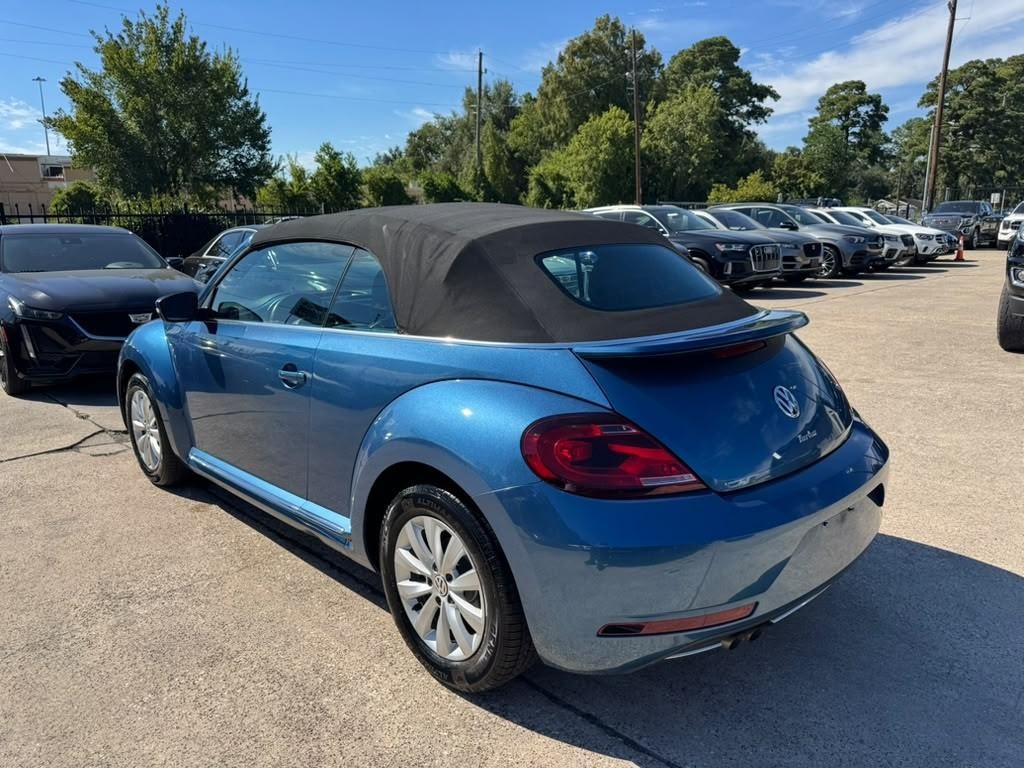 Volkswagen Beetle Convertible Vehicle Full-screen Gallery Image 14