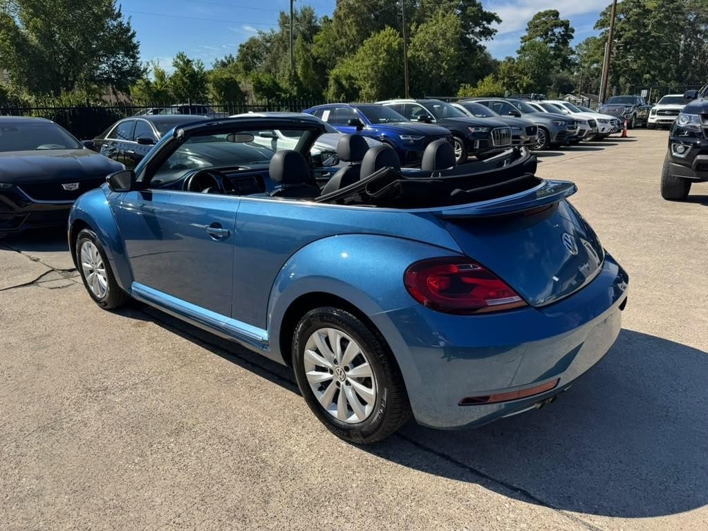 Volkswagen Beetle Convertible Vehicle Full-screen Gallery Image 15