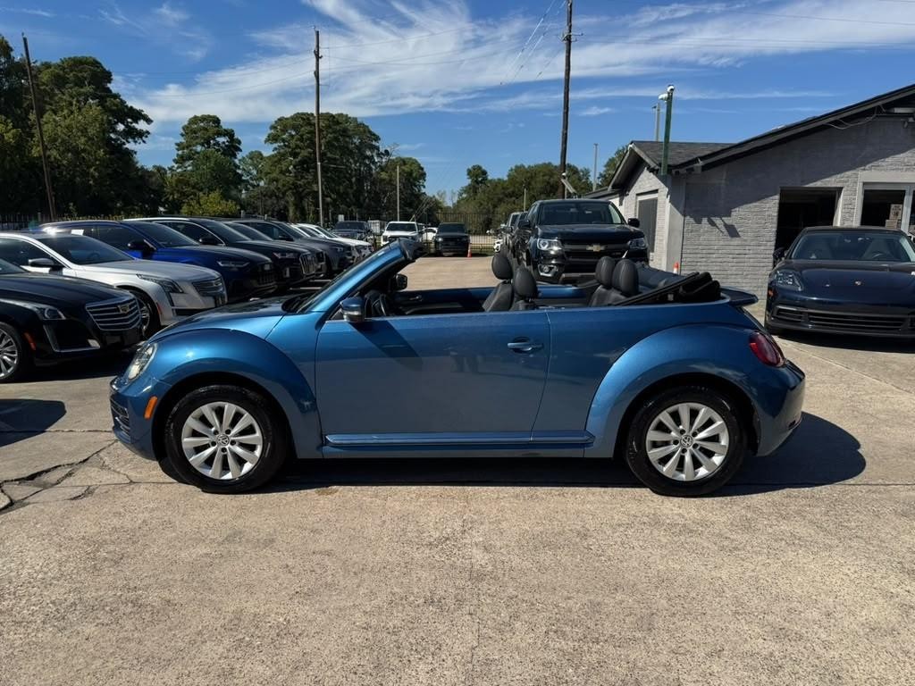 Volkswagen Beetle Convertible Vehicle Full-screen Gallery Image 17