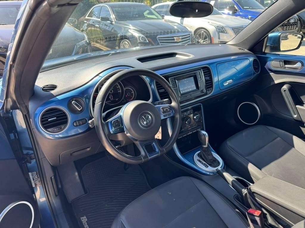 Volkswagen Beetle Convertible Vehicle Full-screen Gallery Image 18