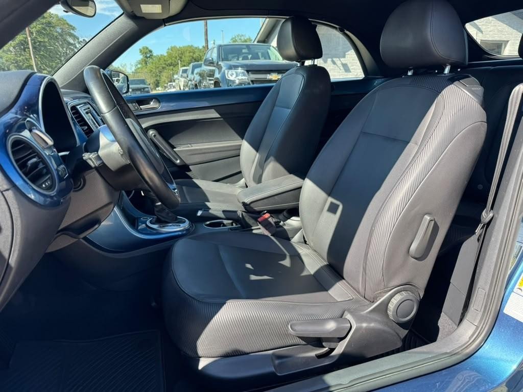 Volkswagen Beetle Convertible Vehicle Full-screen Gallery Image 19