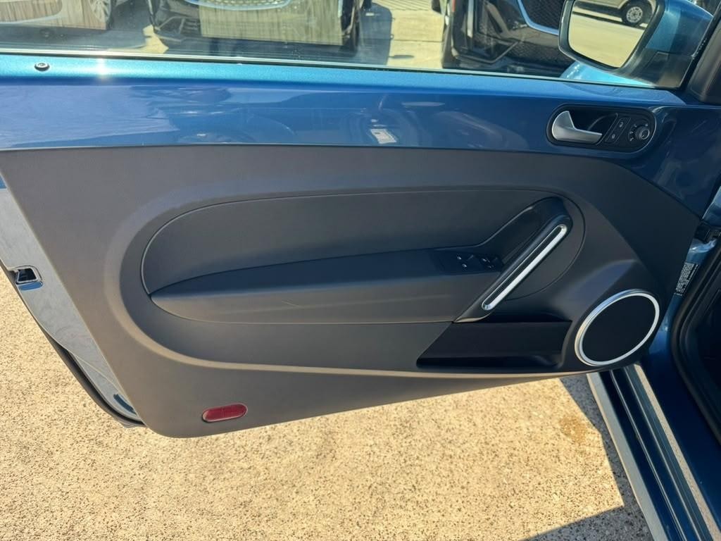Volkswagen Beetle Convertible Vehicle Full-screen Gallery Image 20