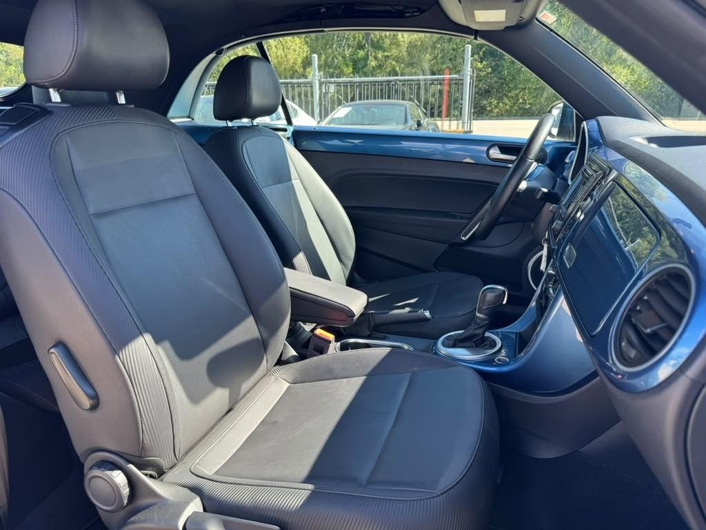 Volkswagen Beetle Convertible Vehicle Full-screen Gallery Image 22