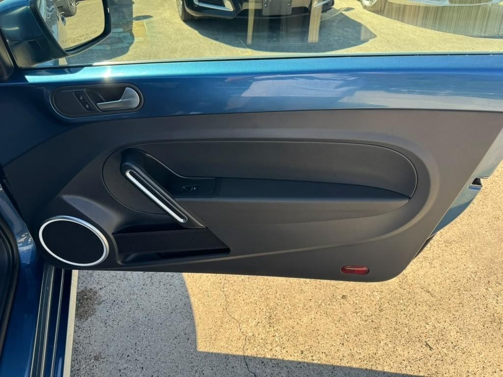 Volkswagen Beetle Convertible Vehicle Full-screen Gallery Image 23