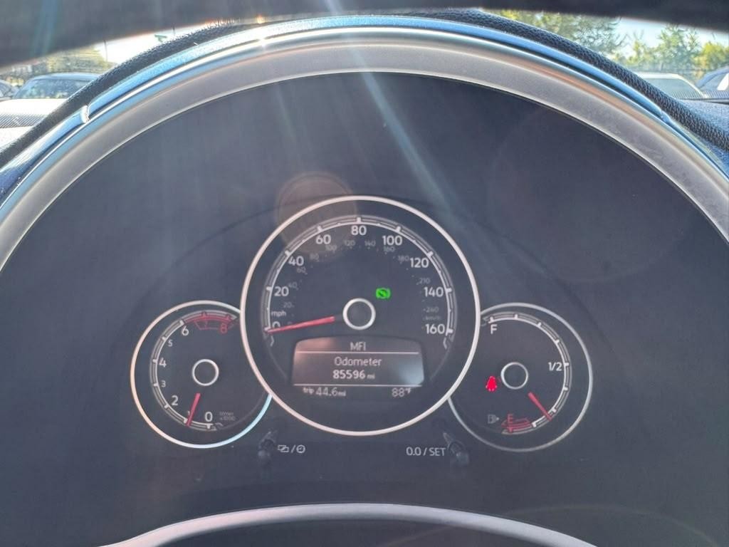 Volkswagen Beetle Convertible Vehicle Full-screen Gallery Image 27