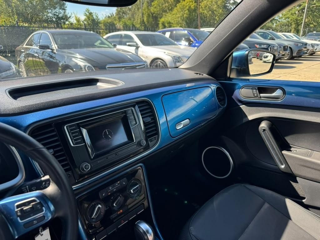 Volkswagen Beetle Convertible Vehicle Full-screen Gallery Image 31