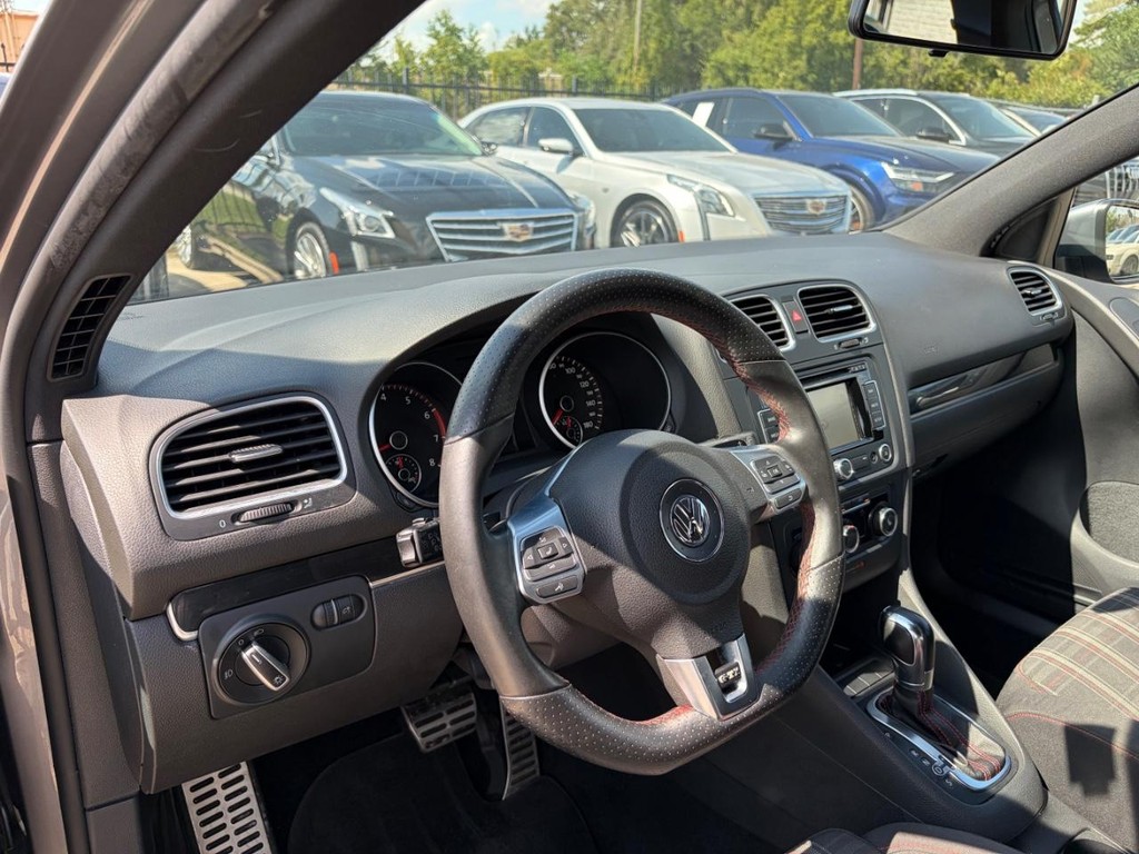 Volkswagen GTI Vehicle Full-screen Gallery Image 10