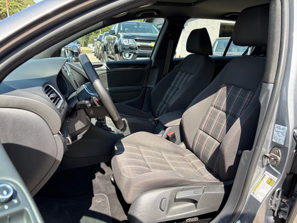 Volkswagen GTI Vehicle Full-screen Gallery Image 11