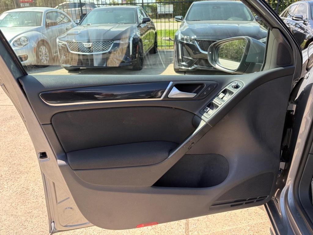 Volkswagen GTI Vehicle Full-screen Gallery Image 12
