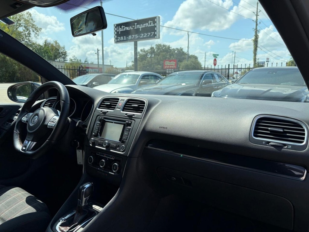 Volkswagen GTI Vehicle Full-screen Gallery Image 13
