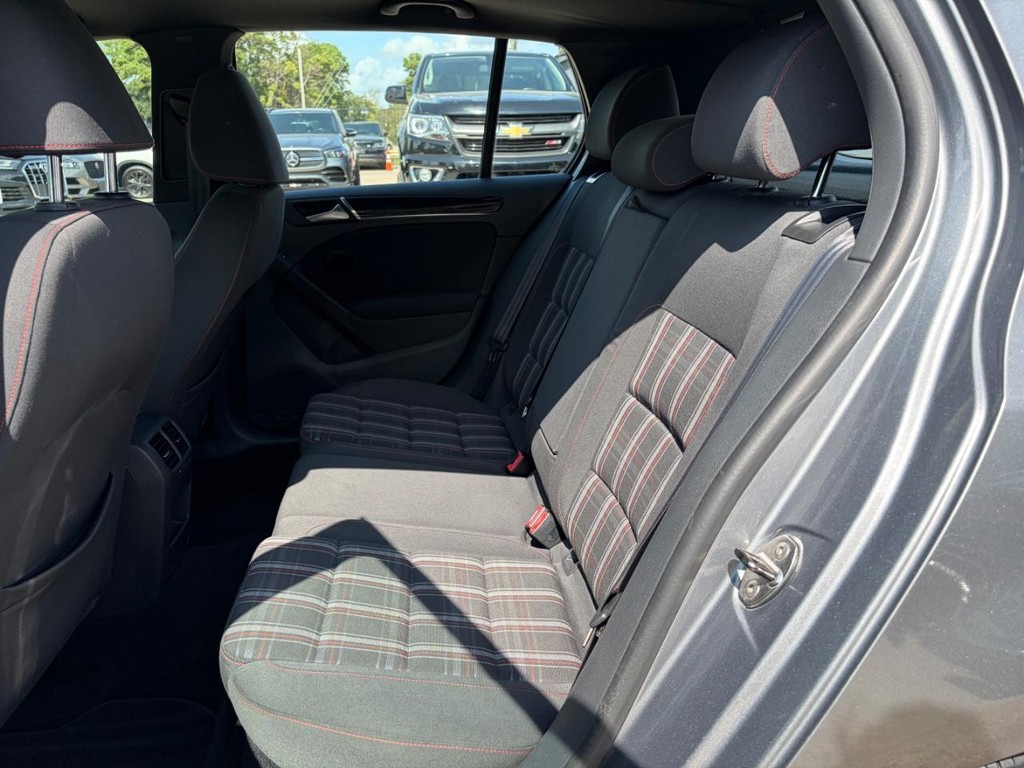 Volkswagen GTI Vehicle Full-screen Gallery Image 16