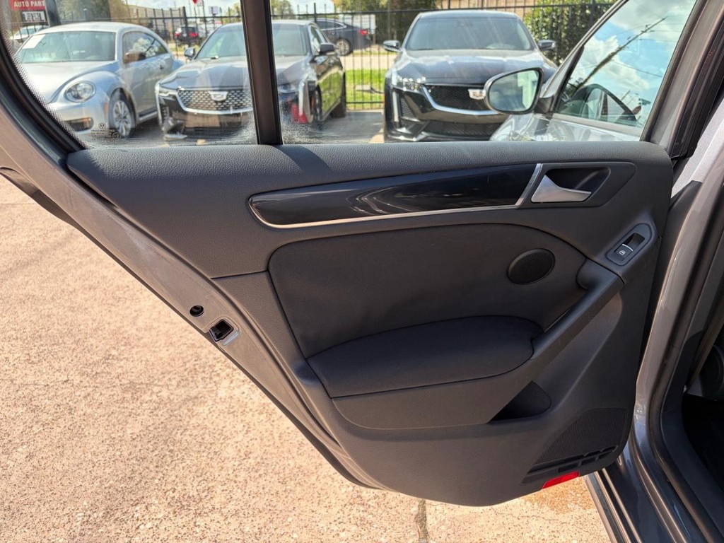 Volkswagen GTI Vehicle Full-screen Gallery Image 17