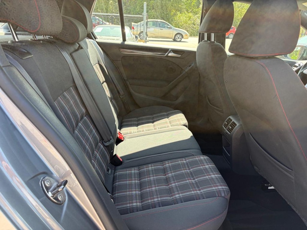 Volkswagen GTI Vehicle Full-screen Gallery Image 18