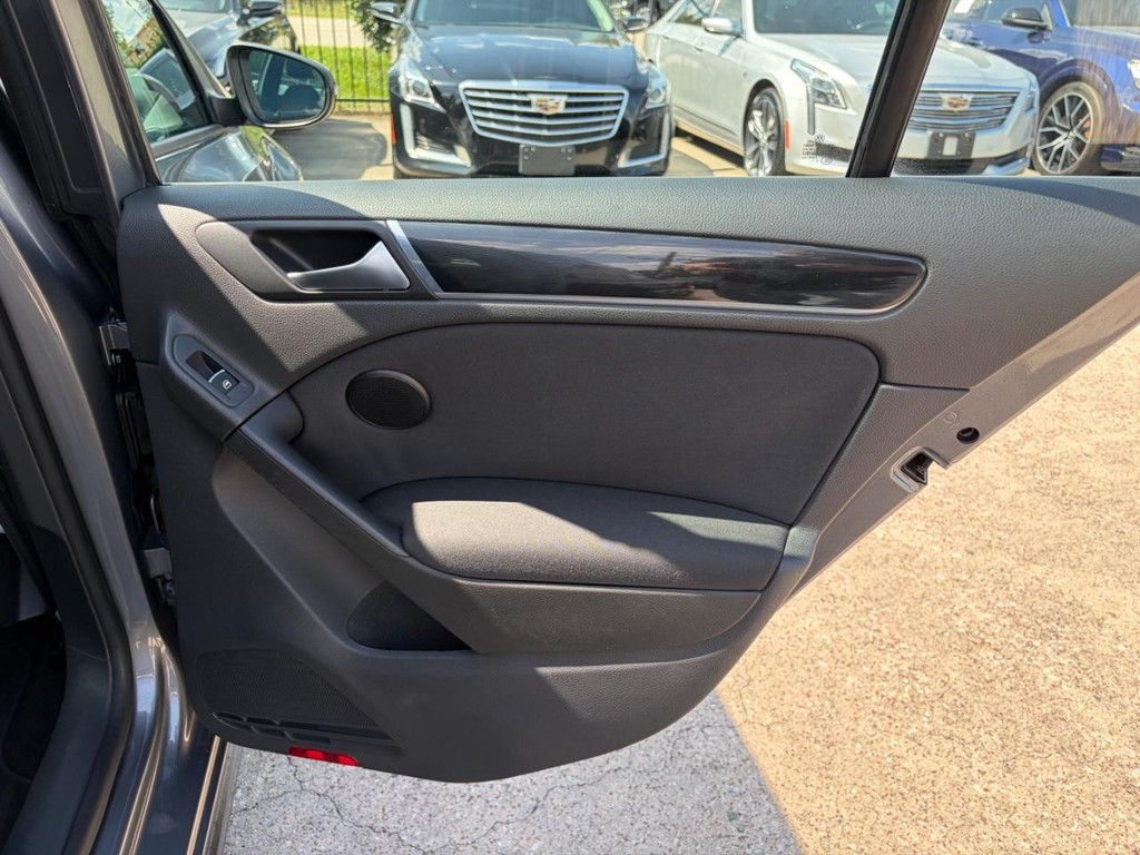Volkswagen GTI Vehicle Full-screen Gallery Image 19