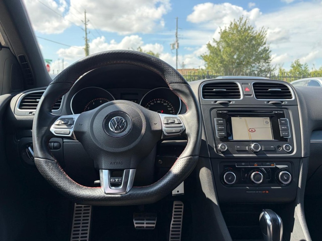 Volkswagen GTI Vehicle Full-screen Gallery Image 20