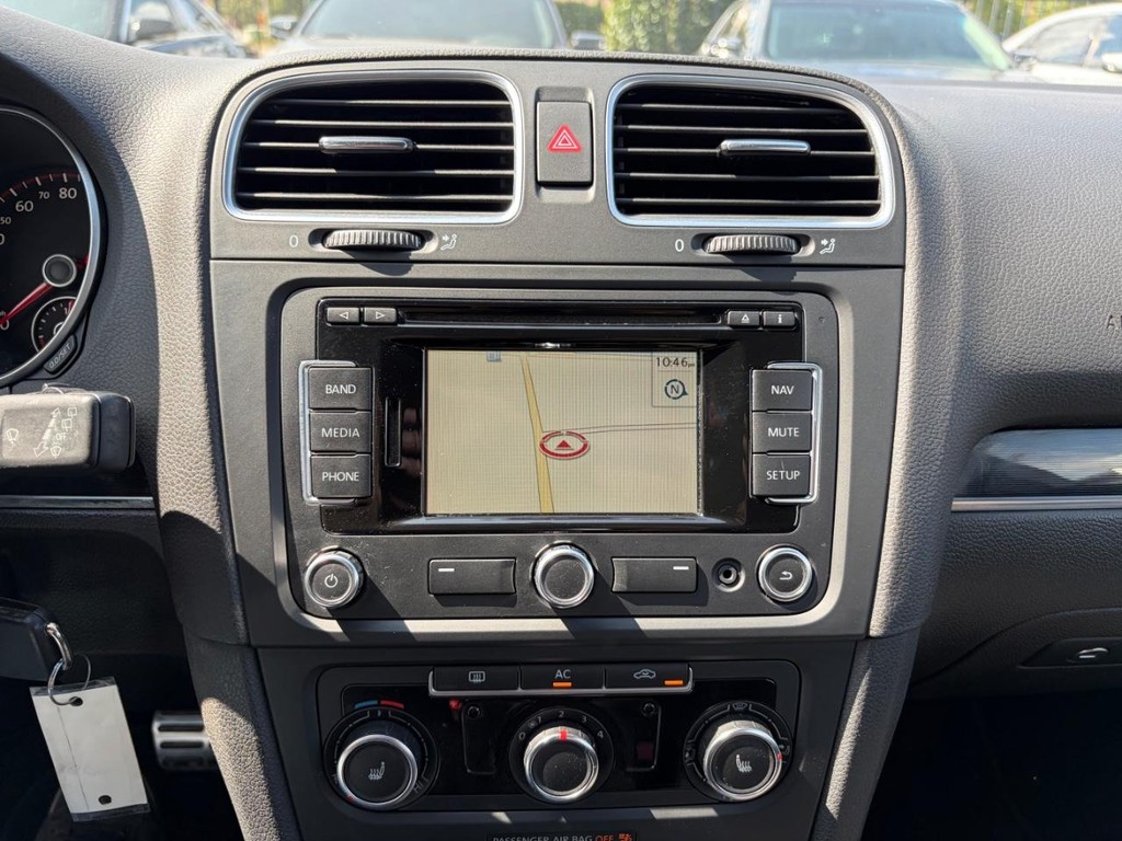 Volkswagen GTI Vehicle Full-screen Gallery Image 22