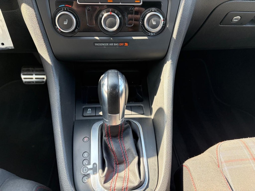 Volkswagen GTI Vehicle Full-screen Gallery Image 23