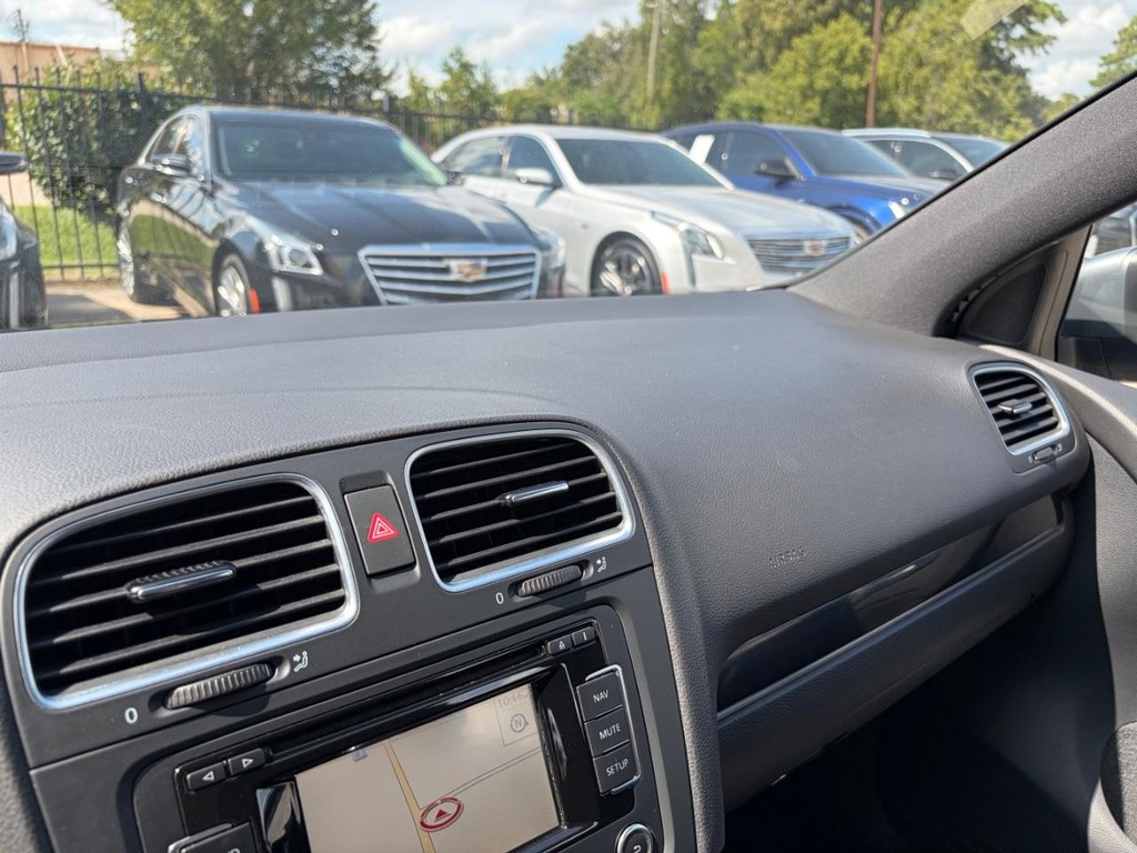 Volkswagen GTI Vehicle Full-screen Gallery Image 24