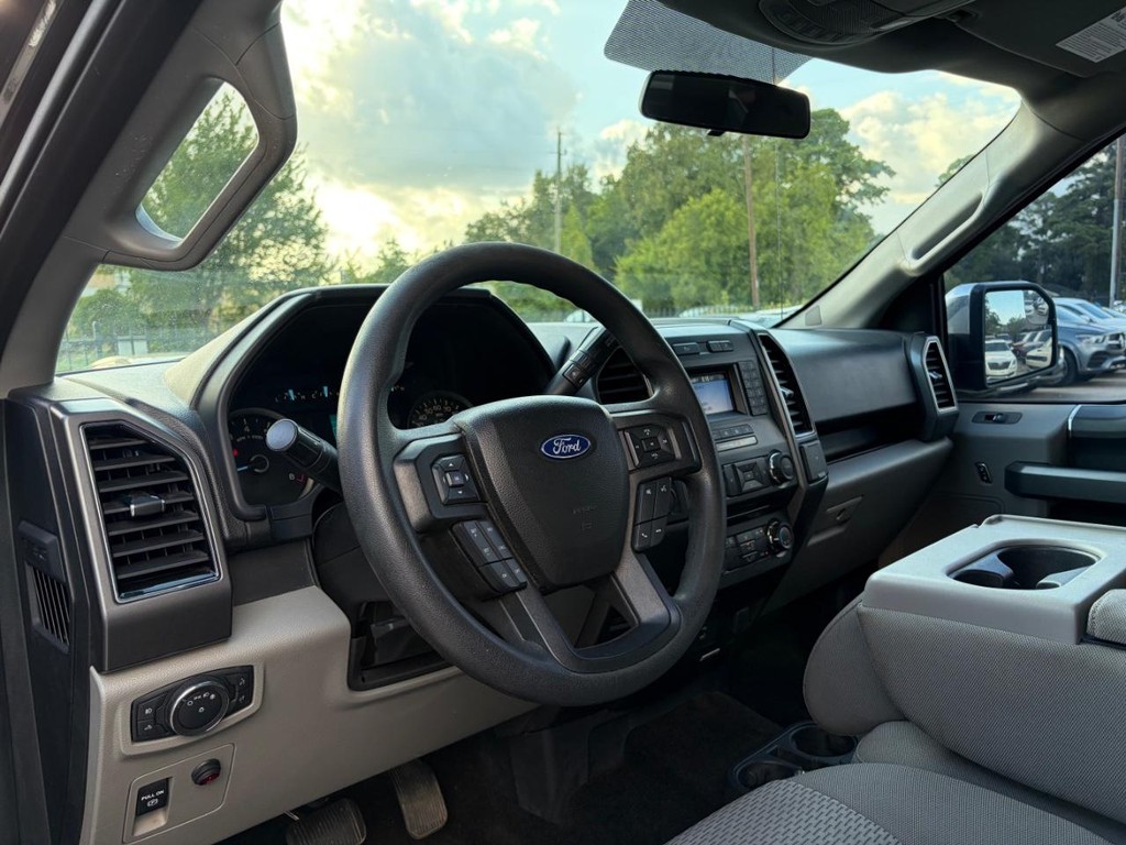 Ford F-150 Vehicle Full-screen Gallery Image 09