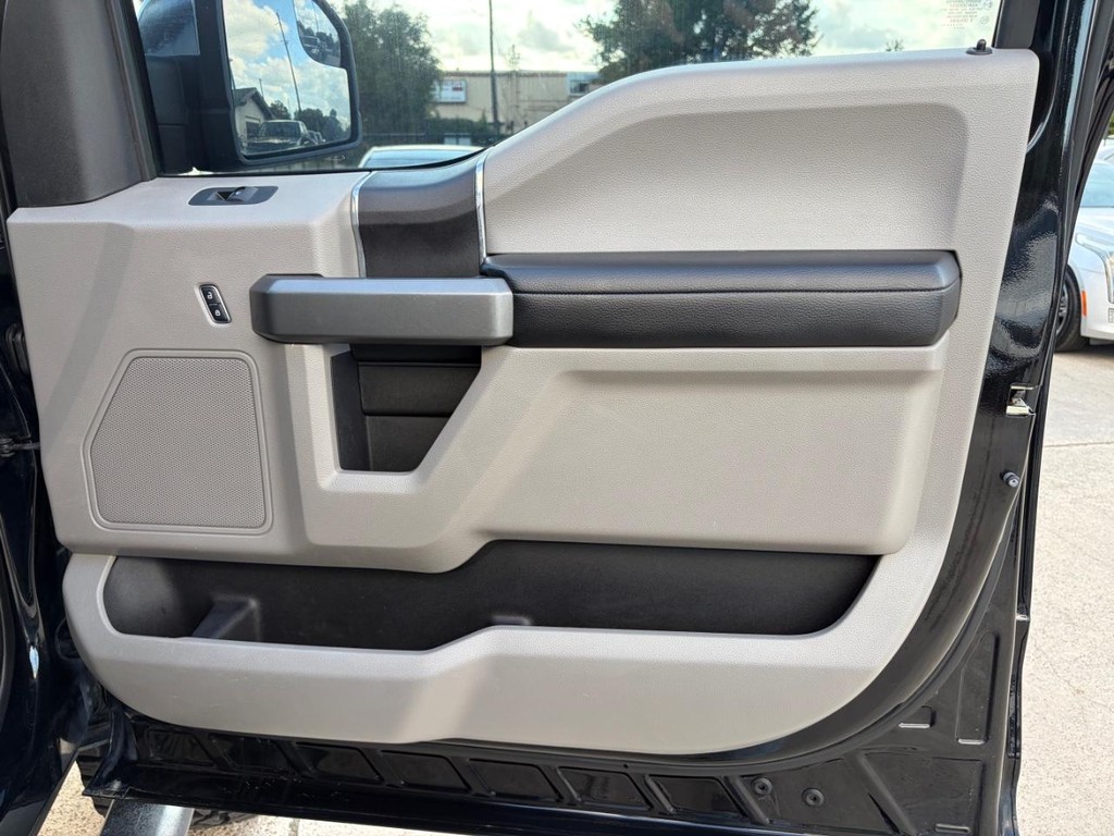 Ford F-150 Vehicle Full-screen Gallery Image 14