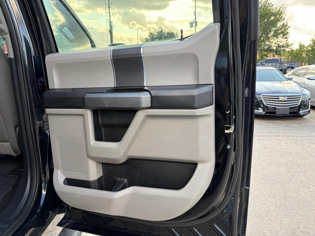 Ford F-150 Vehicle Full-screen Gallery Image 16
