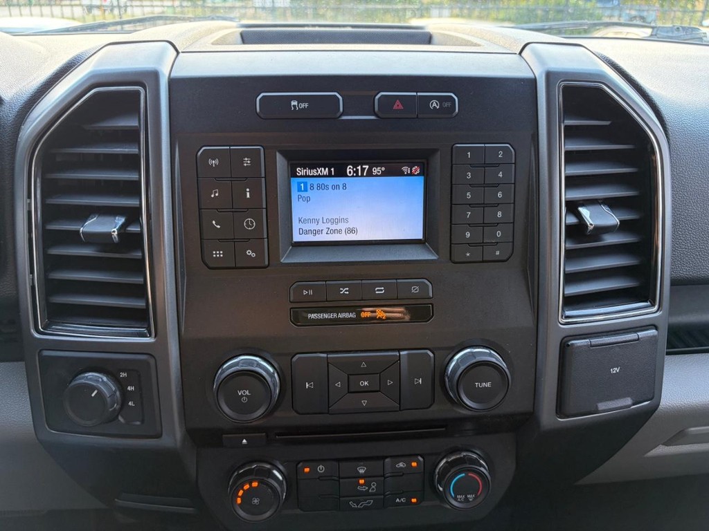 Ford F-150 Vehicle Full-screen Gallery Image 21