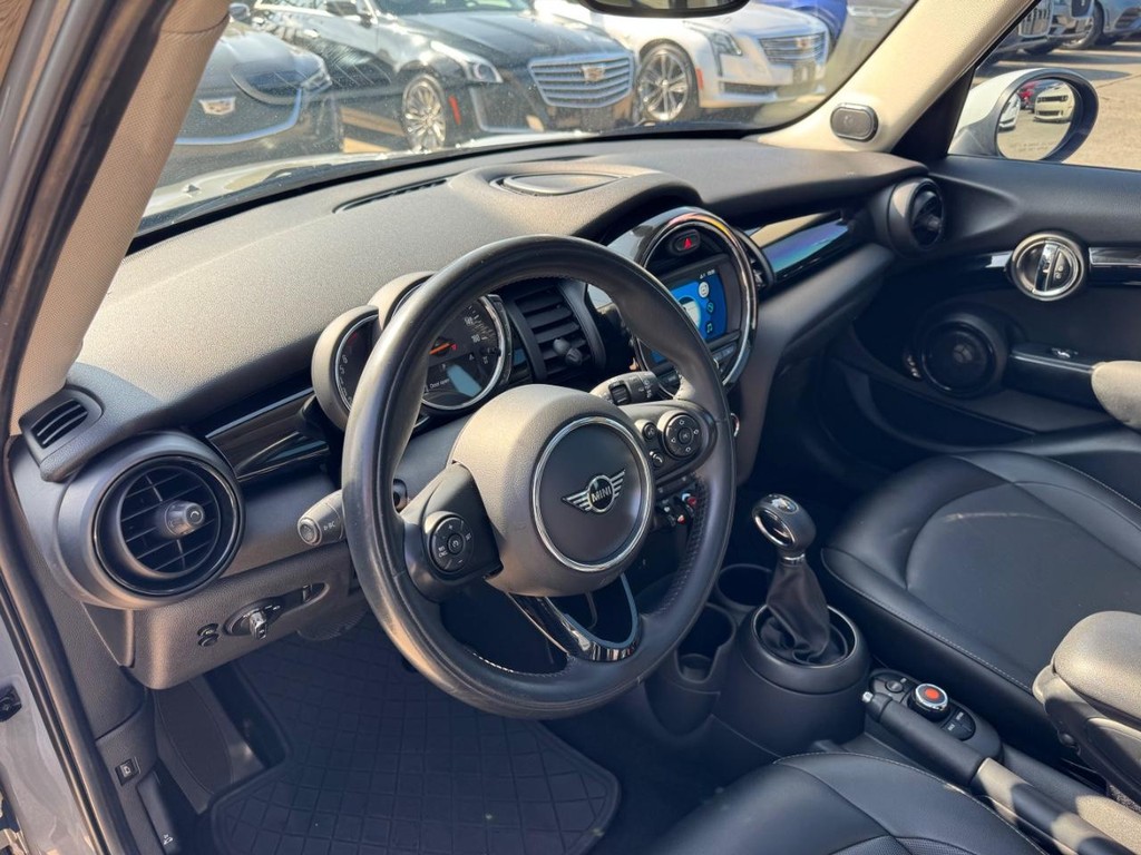 MINI Hardtop 4 Door Vehicle Full-screen Gallery Image 10