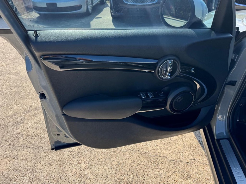 MINI Hardtop 4 Door Vehicle Full-screen Gallery Image 12