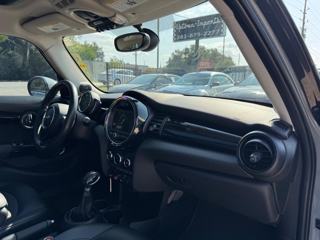 MINI Hardtop 4 Door Vehicle Full-screen Gallery Image 13