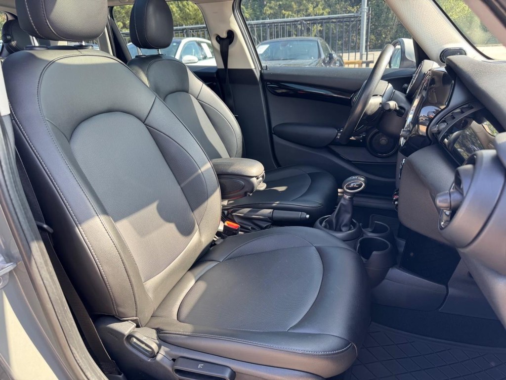MINI Hardtop 4 Door Vehicle Full-screen Gallery Image 14