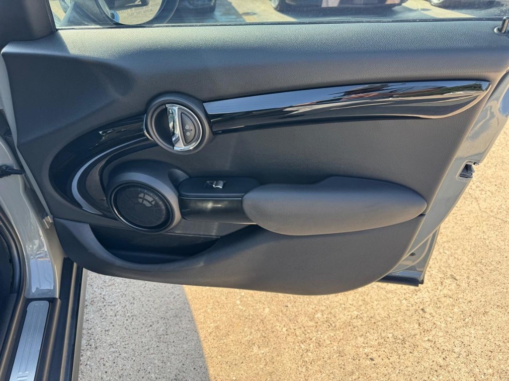 MINI Hardtop 4 Door Vehicle Full-screen Gallery Image 15