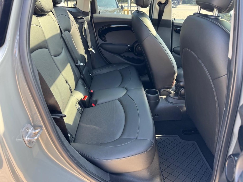MINI Hardtop 4 Door Vehicle Full-screen Gallery Image 16