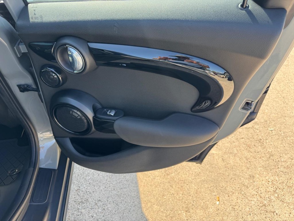 MINI Hardtop 4 Door Vehicle Full-screen Gallery Image 17