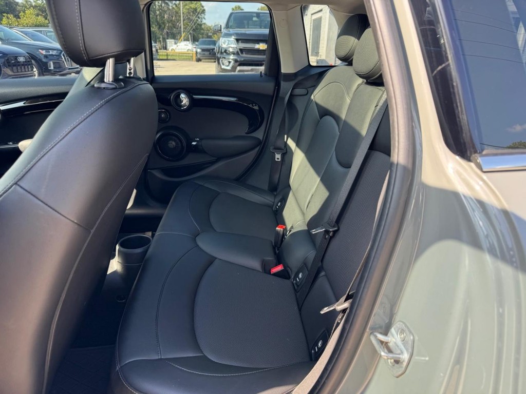 MINI Hardtop 4 Door Vehicle Full-screen Gallery Image 18