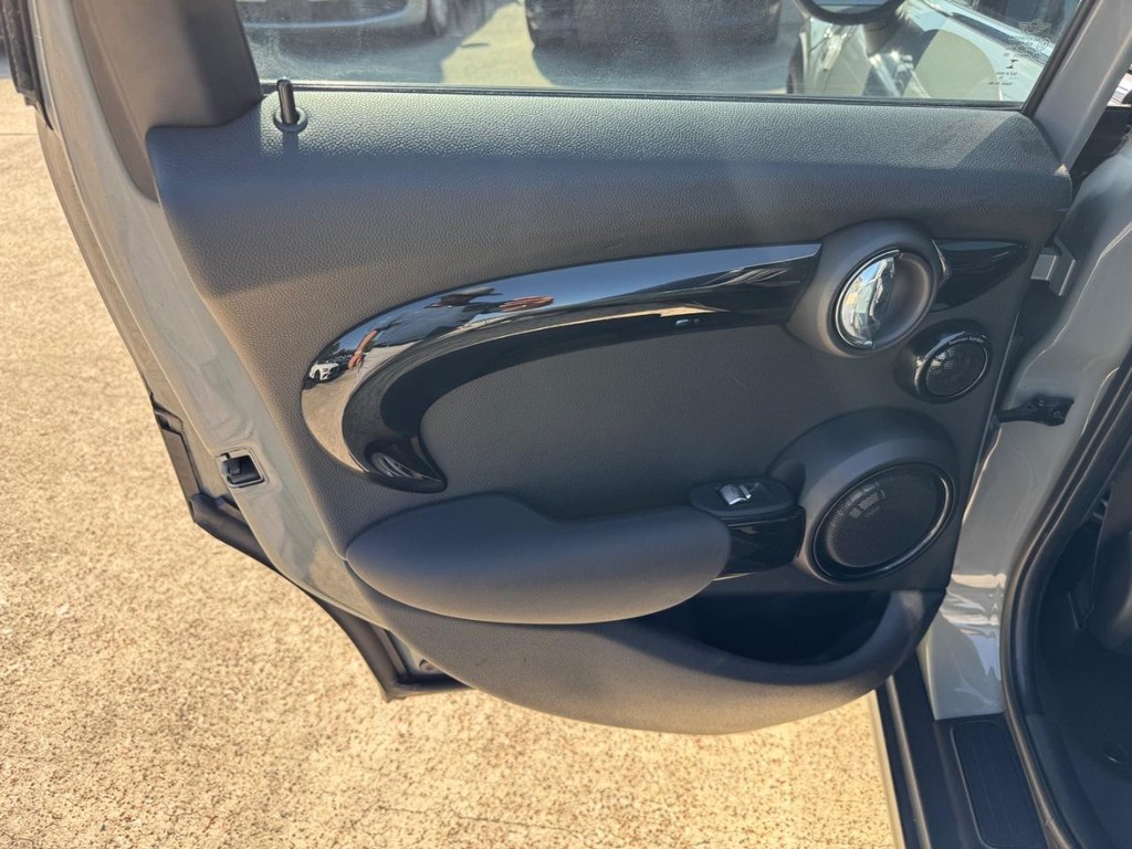 MINI Hardtop 4 Door Vehicle Full-screen Gallery Image 19