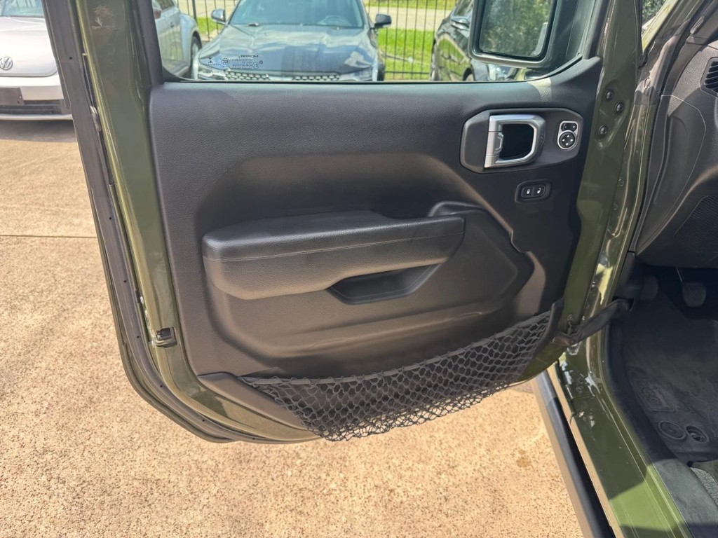 Jeep Wrangler Vehicle Full-screen Gallery Image 12