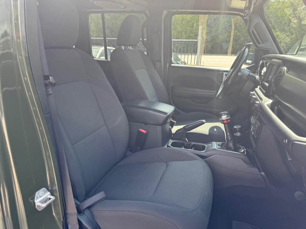 Jeep Wrangler Vehicle Full-screen Gallery Image 14