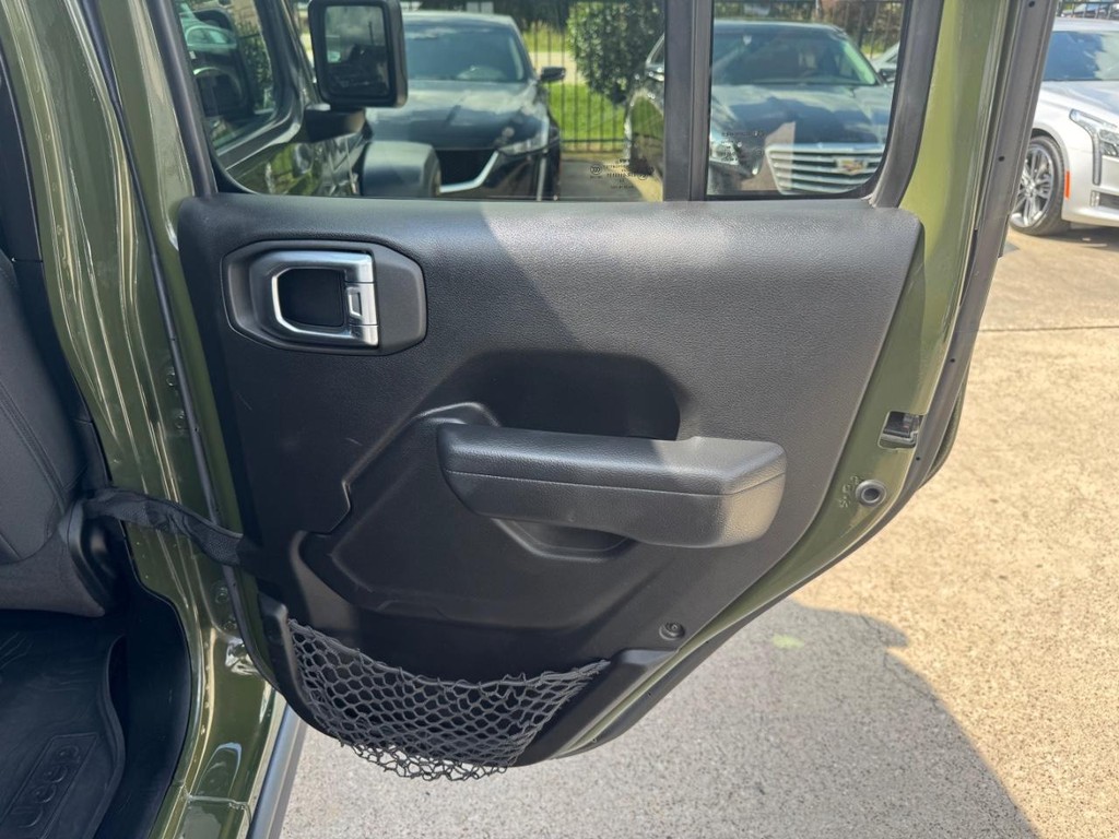 Jeep Wrangler Vehicle Full-screen Gallery Image 17