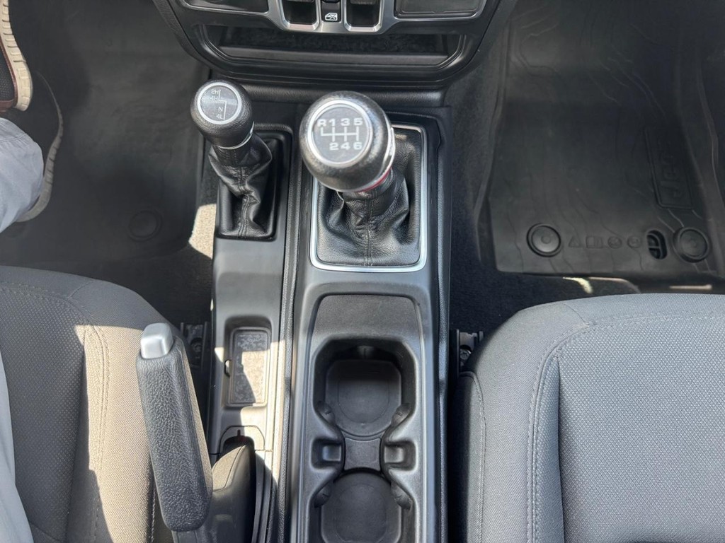 Jeep Wrangler Vehicle Full-screen Gallery Image 23