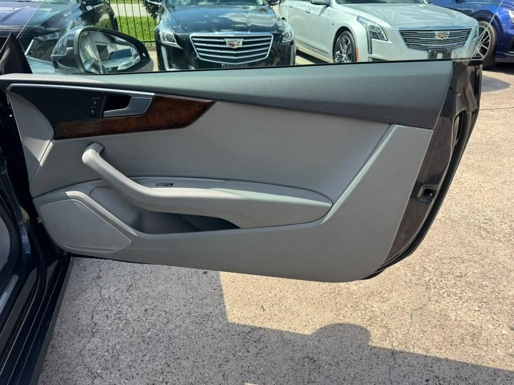 Audi A5 Cabriolet Vehicle Full-screen Gallery Image 24
