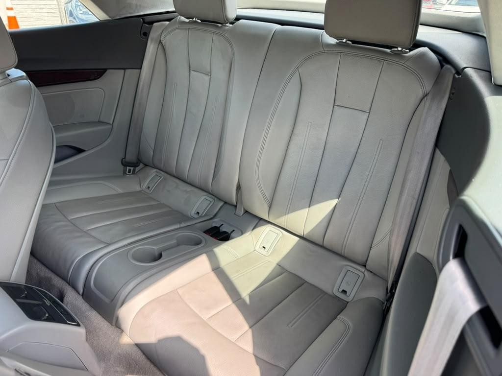 Audi A5 Cabriolet Vehicle Full-screen Gallery Image 26