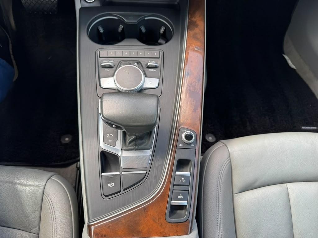 Audi A5 Cabriolet Vehicle Full-screen Gallery Image 32