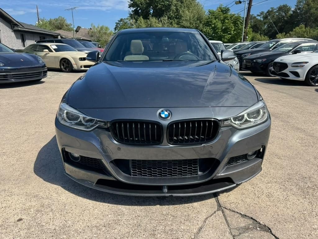 BMW 335i Vehicle Full-screen Gallery Image 02