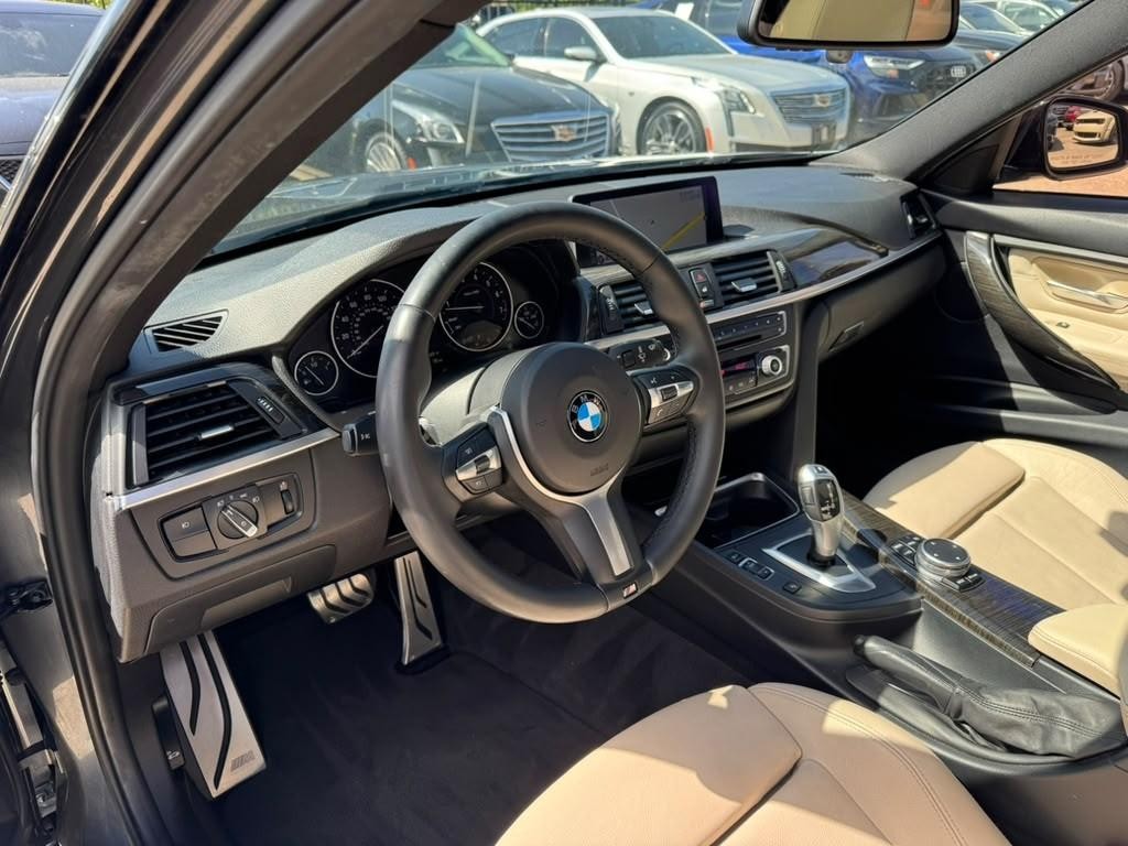 BMW 335i Vehicle Full-screen Gallery Image 10